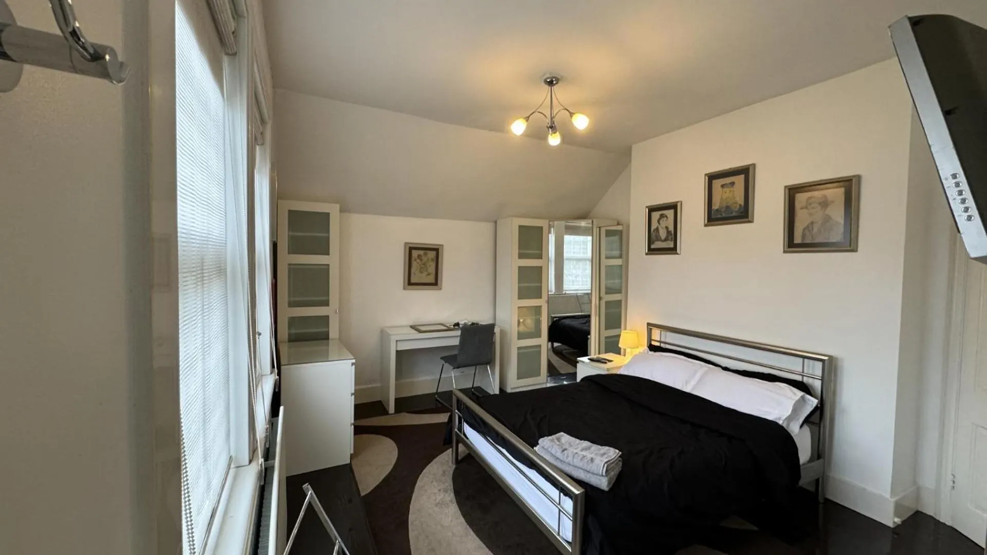 Idyllic Cottage In Jubilee Park London